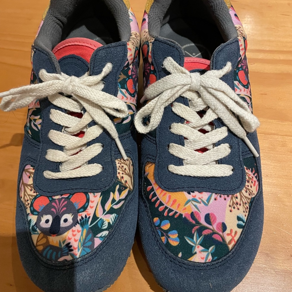 Excellent gently used Inkkas, size 8